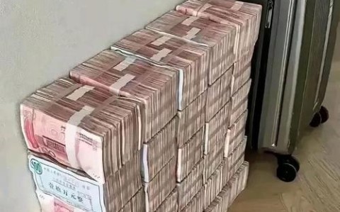 捡到银行卡竟真取出现金百万（从捡到的银行卡内取钱是不是违法呢）